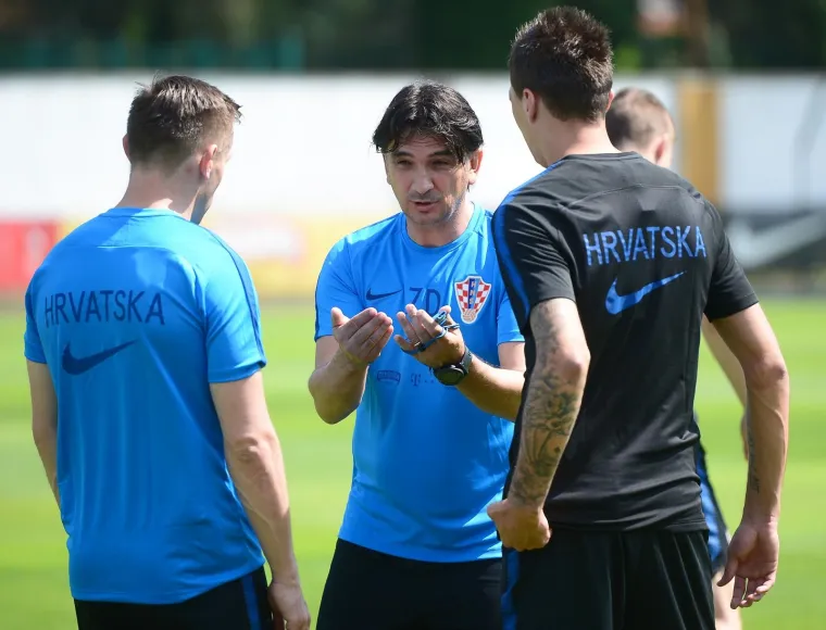 NAVIJAČI NAHRUPILI NA TRENING VATRENIH: Mandžukić, Rakitić, Ćorluka i ostali reprezentativci odu&scaron;evili svoje obožavatelje