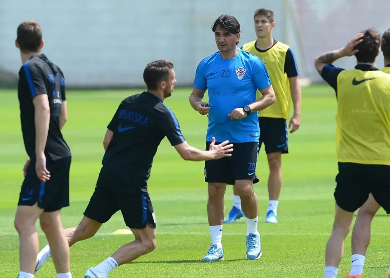 NAVIJAČI NAHRUPILI NA TRENING VATRENIH: Mandžukić, Rakitić, Ćorluka i ostali reprezentativci odu&scaron;evili svoje obožavatelje