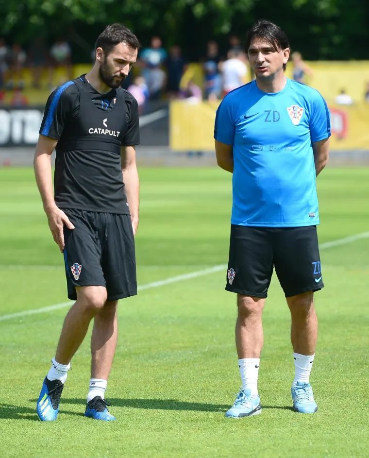 NAVIJAČI NAHRUPILI NA TRENING VATRENIH: Mandžukić, Rakitić, Ćorluka i ostali reprezentativci odu&scaron;evili svoje obožavatelje