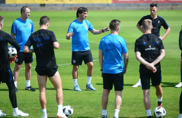 NAVIJAČI NAHRUPILI NA TRENING VATRENIH: Mandžukić, Rakitić, Ćorluka i ostali reprezentativci odu&scaron;evili svoje obožavatelje