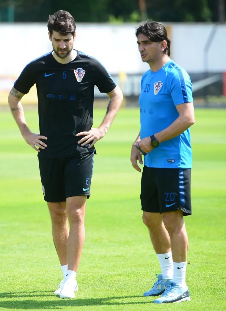 NAVIJAČI NAHRUPILI NA TRENING VATRENIH: Mandžukić, Rakitić, Ćorluka i ostali reprezentativci odu&scaron;evili svoje obožavatelje