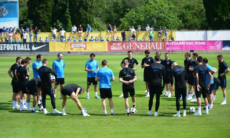 NAVIJAČI NAHRUPILI NA TRENING VATRENIH: Mandžukić, Rakitić, Ćorluka i ostali reprezentativci odu&scaron;evili svoje obožavatelje