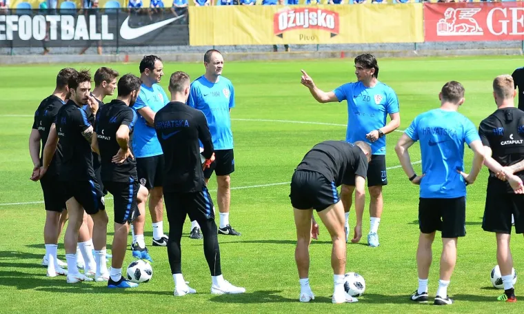 NAVIJAČI NAHRUPILI NA TRENING VATRENIH: Mandžukić, Rakitić, Ćorluka i ostali reprezentativci odu&scaron;evili svoje obožavatelje