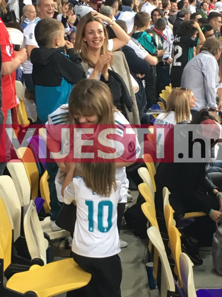 Svoje jače polovice Vanja Modrić i Izabel Kovačić pratile su sa tribina. Veliku pobjedu Reala Luka i Mateo proslavili su i sa svojim suprugama po koje su kasnije došli na tribine.