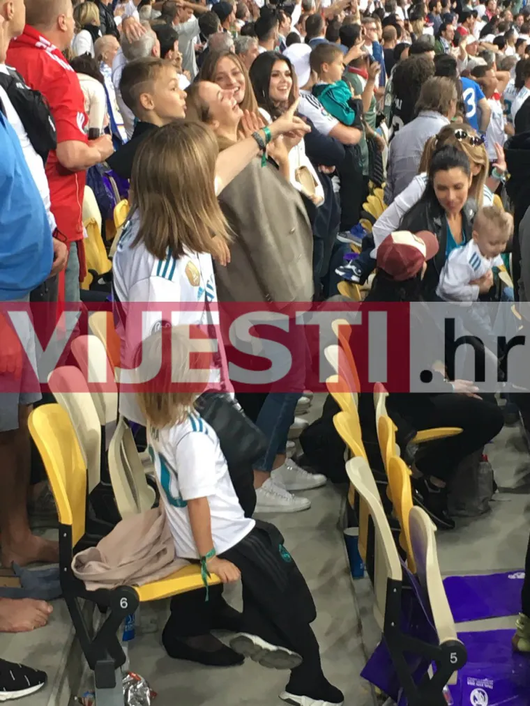 Svoje jače polovice Vanja Modrić i Izabel Kovačić pratile su sa tribina. Veliku pobjedu Reala Luka i Mateo proslavili su i sa svojim suprugama po koje su kasnije došli na tribine.