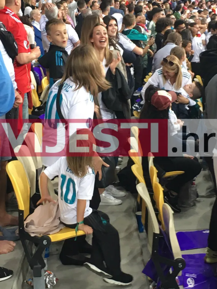 Svoje jače polovice Vanja Modrić i Izabel Kovačić pratile su sa tribina. Veliku pobjedu Reala Luka i Mateo proslavili su i sa svojim suprugama po koje su kasnije došli na tribine.