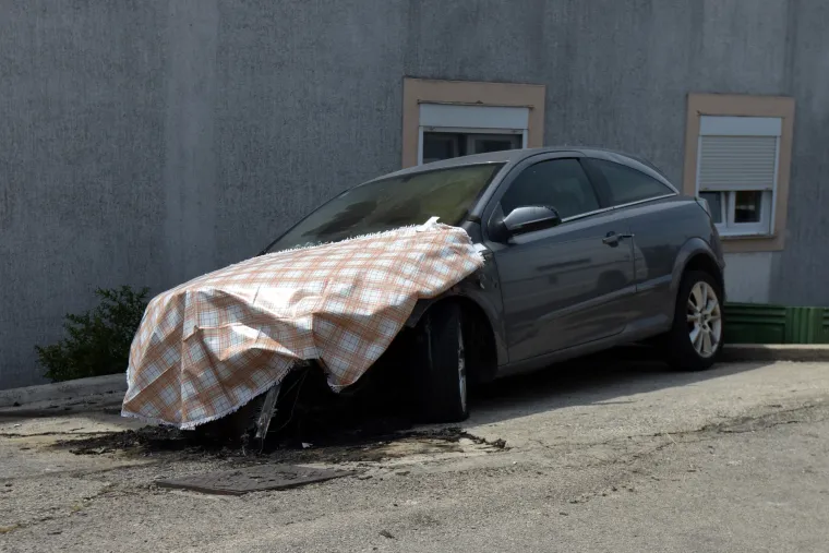 Uhićena djevojka koja je osumnjičena za paljenje dva autamobila u Zadru