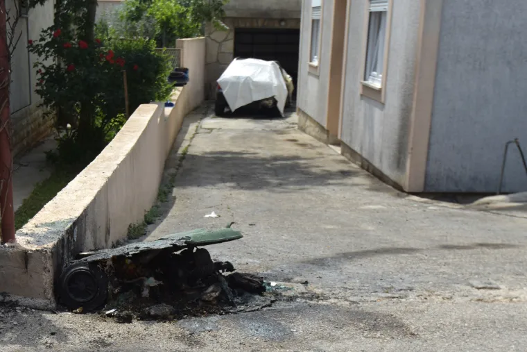Uhićena djevojka koja je osumnjičena za paljenje dva autamobila u Zadru