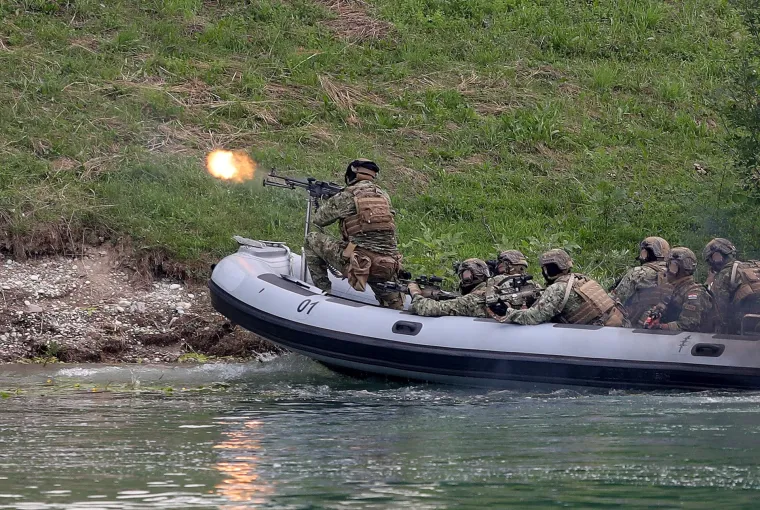 FOTO Vojska na Jarunu pokazala &scaron;to zna i posjeduje: Preleti MIG-ova, skokovi padobranaca...