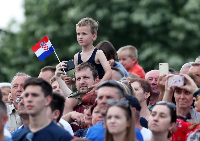 FOTO Vojska na Jarunu pokazala &scaron;to zna i posjeduje: Preleti MIG-ova, skokovi padobranaca...