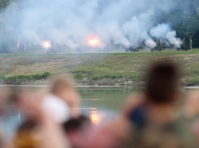 FOTO Vojska na Jarunu pokazala &scaron;to zna i posjeduje: Preleti MIG-ova, skokovi padobranaca...