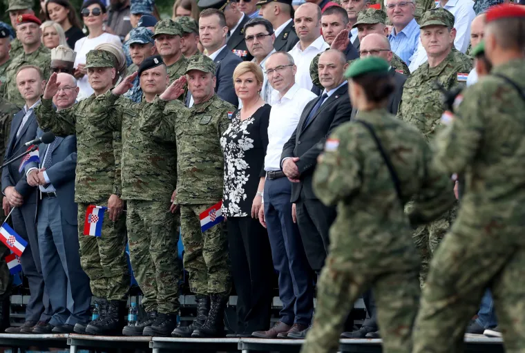 FOTO Vojska na Jarunu pokazala &scaron;to zna i posjeduje: Preleti MIG-ova, skokovi padobranaca...