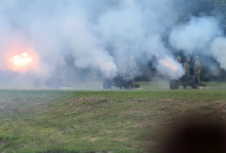 FOTO Vojska na Jarunu pokazala &scaron;to zna i posjeduje: Preleti MIG-ova, skokovi padobranaca...