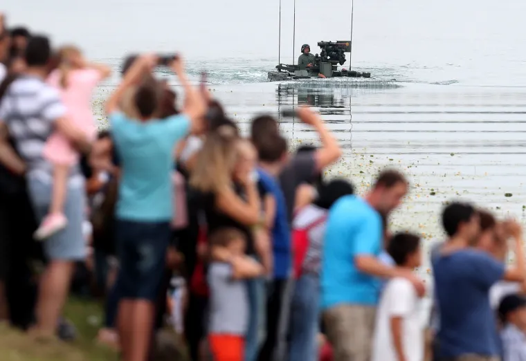 FOTO Vojska na Jarunu pokazala &scaron;to zna i posjeduje: Preleti MIG-ova, skokovi padobranaca...