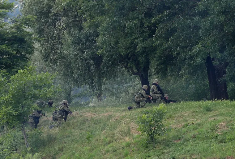 FOTO Vojska na Jarunu pokazala &scaron;to zna i posjeduje: Preleti MIG-ova, skokovi padobranaca...