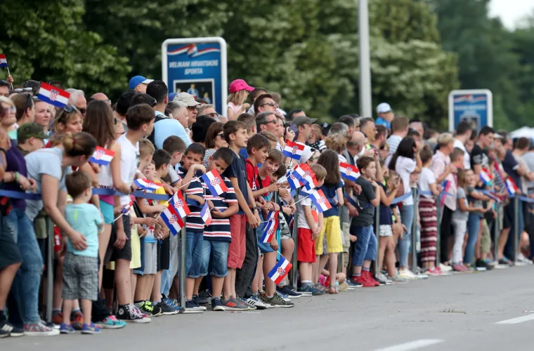 FOTO Vojska na Jarunu pokazala &scaron;to zna i posjeduje: Preleti MIG-ova, skokovi padobranaca...