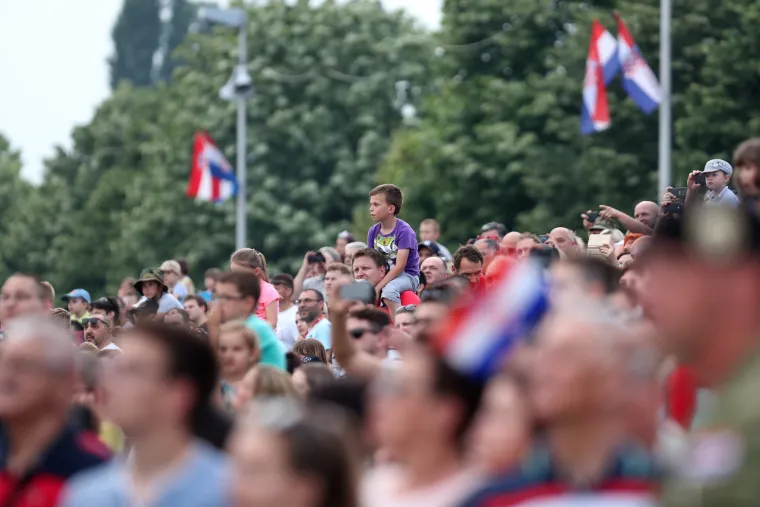 FOTO Vojska na Jarunu pokazala &scaron;to zna i posjeduje: Preleti MIG-ova, skokovi padobranaca...