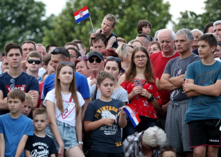 FOTO Vojska na Jarunu pokazala &scaron;to zna i posjeduje: Preleti MIG-ova, skokovi padobranaca...