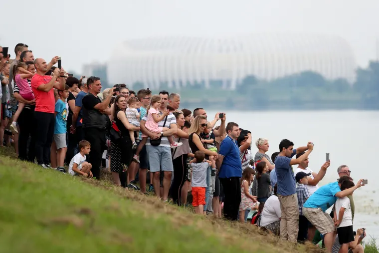 FOTO Vojska na Jarunu pokazala &scaron;to zna i posjeduje: Preleti MIG-ova, skokovi padobranaca...