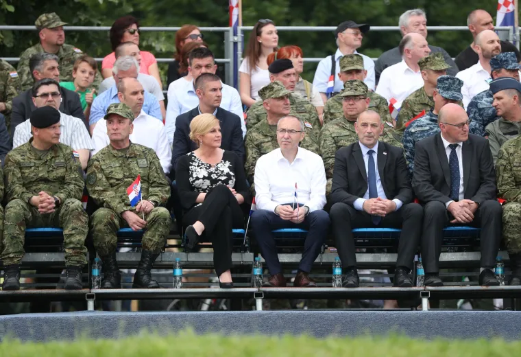 FOTO Vojska na Jarunu pokazala &scaron;to zna i posjeduje: Preleti MIG-ova, skokovi padobranaca...