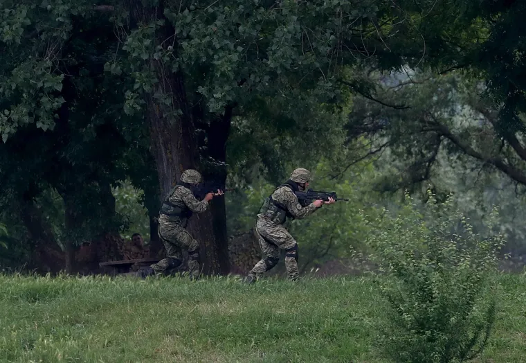 FOTO Vojska na Jarunu pokazala &scaron;to zna i posjeduje: Preleti MIG-ova, skokovi padobranaca...