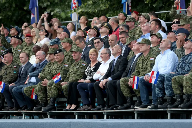 FOTO Vojska na Jarunu pokazala &scaron;to zna i posjeduje: Preleti MIG-ova, skokovi padobranaca...