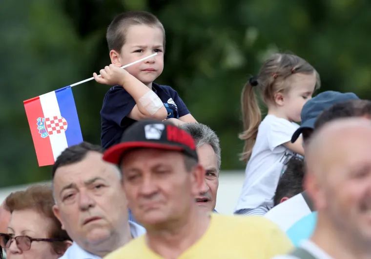 FOTO Vojska na Jarunu pokazala &scaron;to zna i posjeduje: Preleti MIG-ova, skokovi padobranaca...