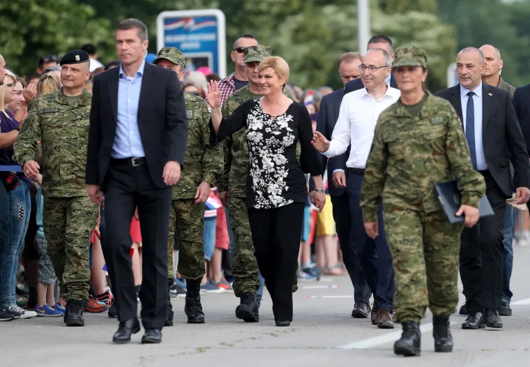FOTO Vojska na Jarunu pokazala &scaron;to zna i posjeduje: Preleti MIG-ova, skokovi padobranaca...