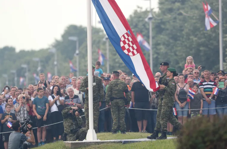 FOTO Vojska na Jarunu pokazala &scaron;to zna i posjeduje: Preleti MIG-ova, skokovi padobranaca...