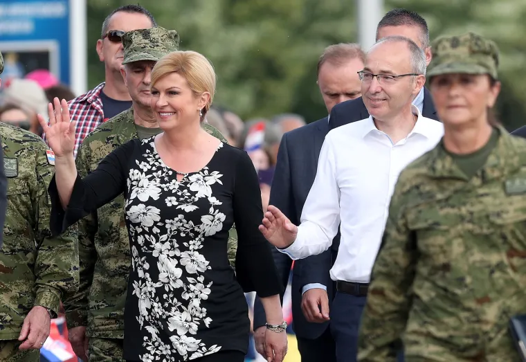 FOTO Vojska na Jarunu pokazala &scaron;to zna i posjeduje: Preleti MIG-ova, skokovi padobranaca...