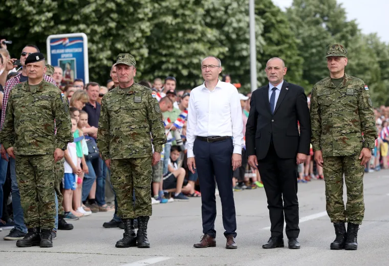 FOTO Vojska na Jarunu pokazala &scaron;to zna i posjeduje: Preleti MIG-ova, skokovi padobranaca...