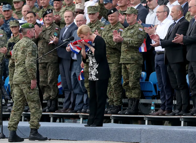 FOTO Vojska na Jarunu pokazala &scaron;to zna i posjeduje: Preleti MIG-ova, skokovi padobranaca...