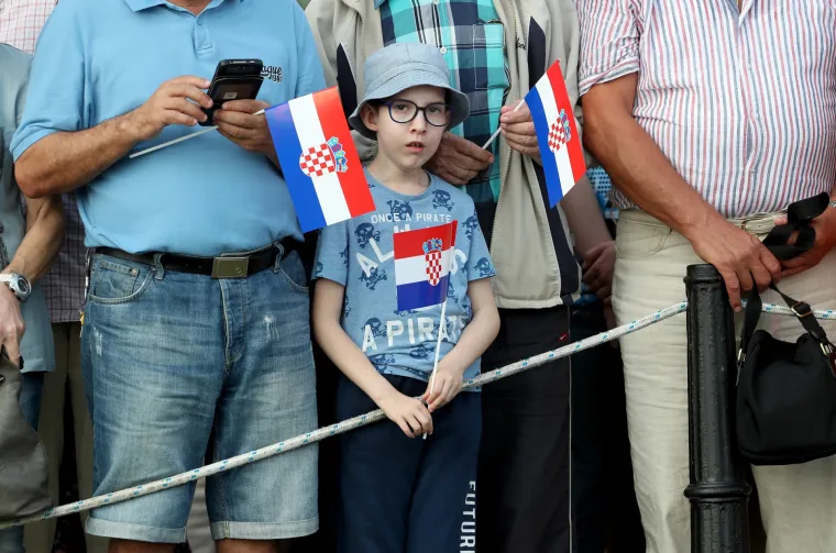 FOTO Vojska na Jarunu pokazala &scaron;to zna i posjeduje: Preleti MIG-ova, skokovi padobranaca...