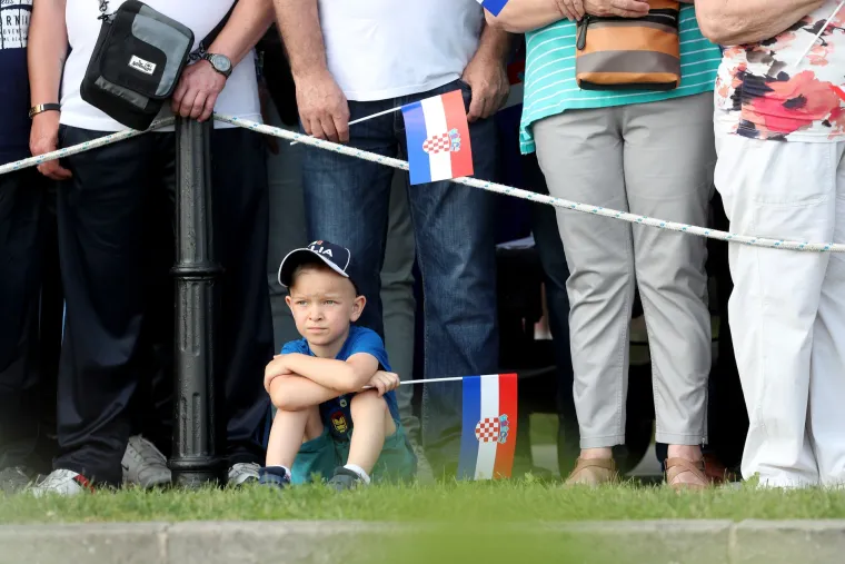 FOTO Vojska na Jarunu pokazala &scaron;to zna i posjeduje: Preleti MIG-ova, skokovi padobranaca...