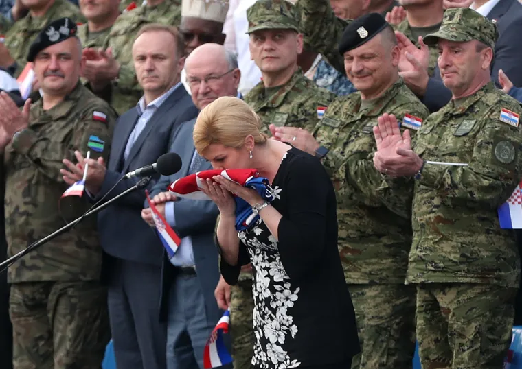 FOTO Vojska na Jarunu pokazala &scaron;to zna i posjeduje: Preleti MIG-ova, skokovi padobranaca...