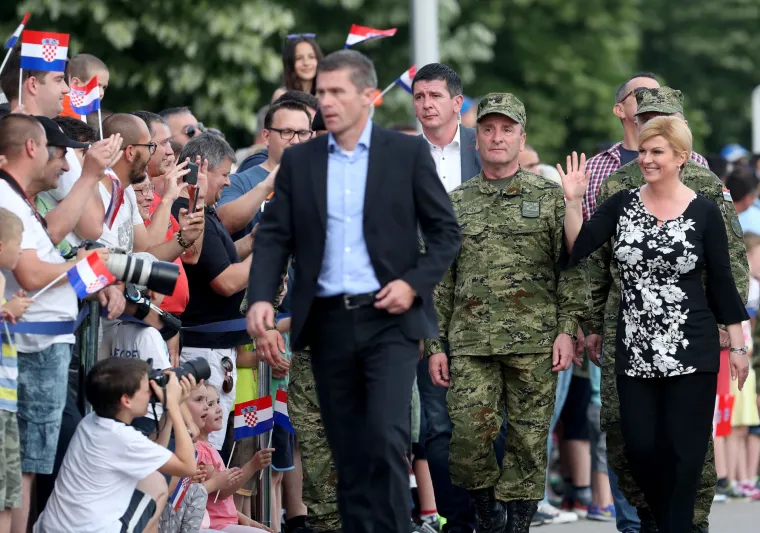 FOTO Vojska na Jarunu pokazala &scaron;to zna i posjeduje: Preleti MIG-ova, skokovi padobranaca...