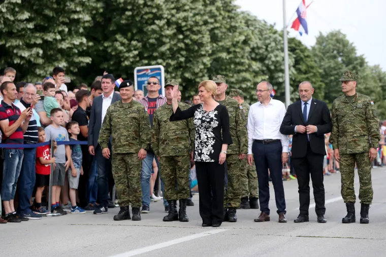 FOTO Vojska na Jarunu pokazala &scaron;to zna i posjeduje: Preleti MIG-ova, skokovi padobranaca...