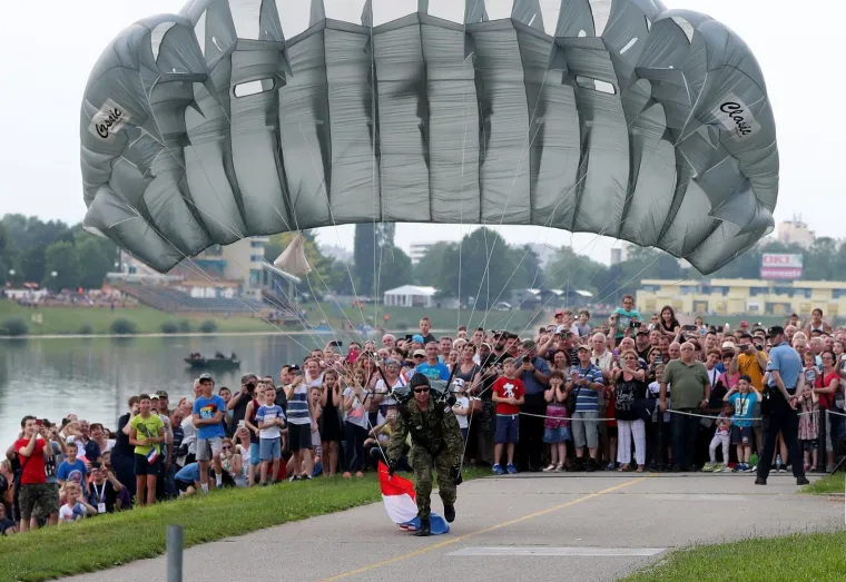 DEMONSTRACIJA MOĆI NA JARUNU: Hrvatska vojska pred građanima pokazala &scaron;to posjeduje