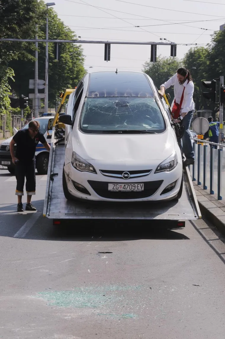 Na križanju Zvonimirove ulice prema Kvatriću dogodila se te&scaron;ka prometna nesreća u kojoj su sudjelovala tri automobila, a jedan se prevrnuo na krov