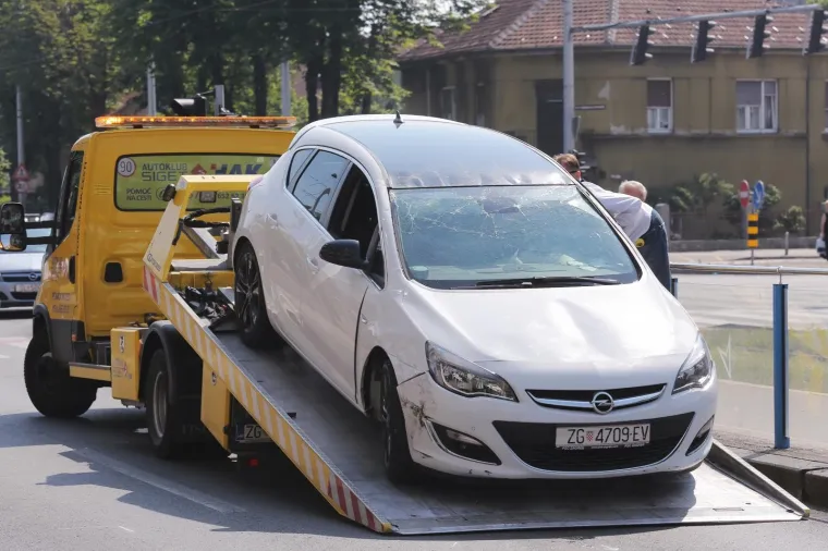 Na križanju Zvonimirove ulice prema Kvatriću dogodila se te&scaron;ka prometna nesreća u kojoj su sudjelovala tri automobila, a jedan se prevrnuo na krov