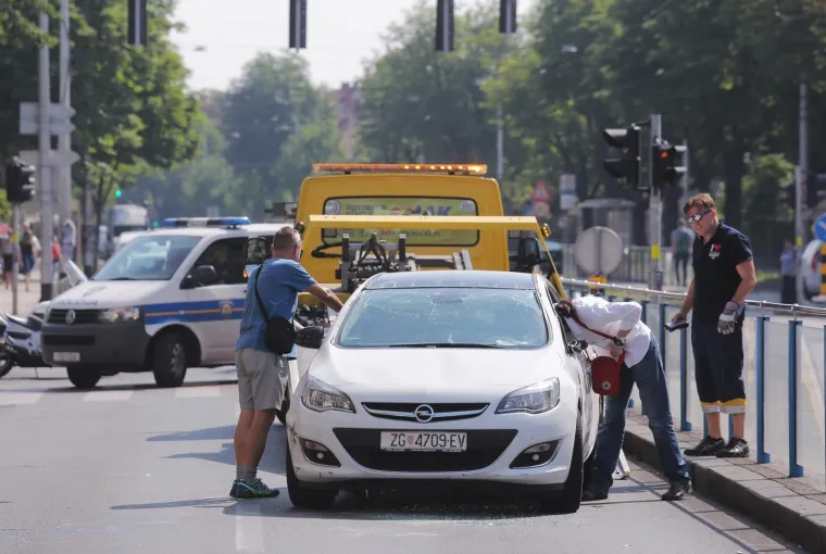 Na križanju Zvonimirove ulice prema Kvatriću dogodila se te&scaron;ka prometna nesreća u kojoj su sudjelovala tri automobila, a jedan se prevrnuo na krov