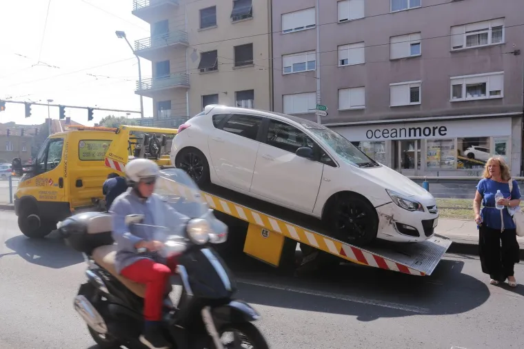 Na križanju Zvonimirove ulice prema Kvatriću dogodila se te&scaron;ka prometna nesreća u kojoj su sudjelovala tri automobila, a jedan se prevrnuo na krov