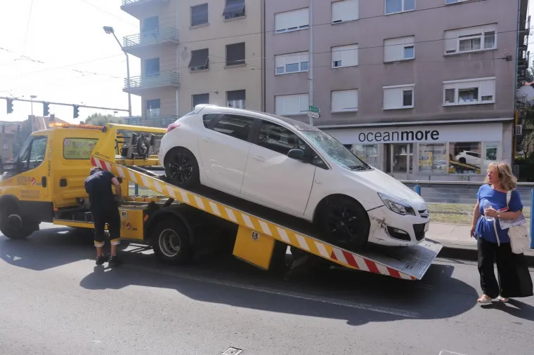Na križanju Zvonimirove ulice prema Kvatriću dogodila se te&scaron;ka prometna nesreća u kojoj su sudjelovala tri automobila, a jedan se prevrnuo na krov