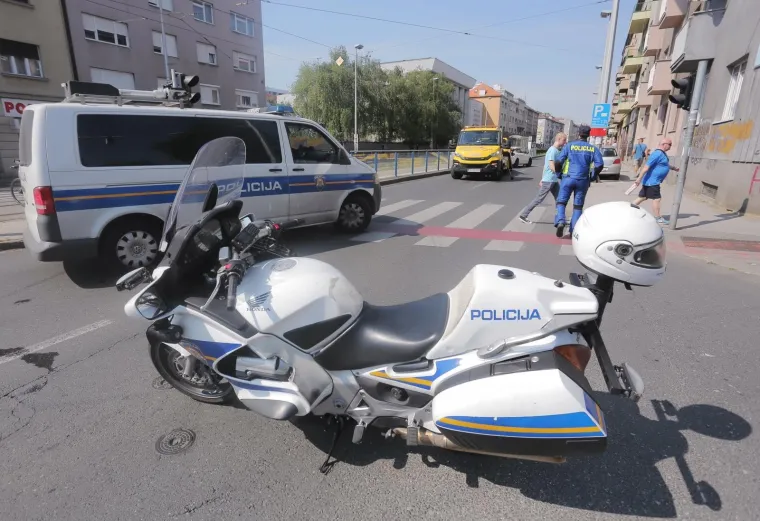 Na križanju Zvonimirove ulice prema Kvatriću dogodila se te&scaron;ka prometna nesreća u kojoj su sudjelovala tri automobila, a jedan se prevrnuo na krov
