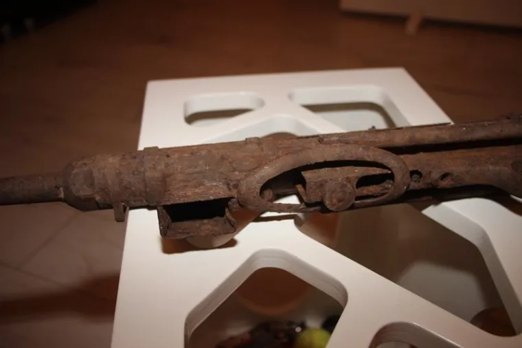 Pu&scaron;ka je zahrđala, bez metaka te je o&scaron;tećena. Na teren je iza&scaron;la i policija, a ovo nije prvi put kako se oko zgrada Mecedesa pronalazi staro oružje