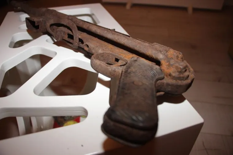 Pu&scaron;ka je zahrđala, bez metaka te je o&scaron;tećena. Na teren je iza&scaron;la i policija, a ovo nije prvi put kako se oko zgrada Mecedesa pronalazi staro oružje