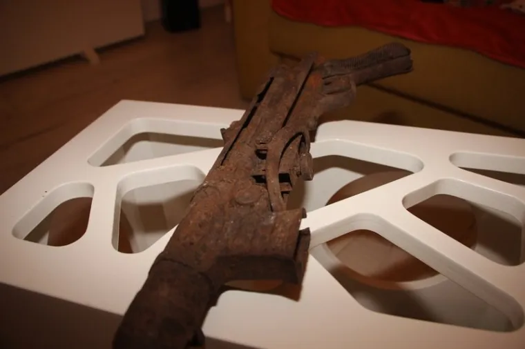 Pu&scaron;ka je zahrđala, bez metaka te je o&scaron;tećena. Na teren je iza&scaron;la i policija, a ovo nije prvi put kako se oko zgrada Mecedesa pronalazi staro oružje