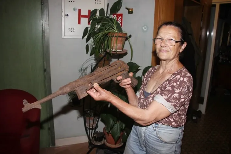 Pu&scaron;ka je zahrđala, bez metaka te je o&scaron;tećena. Na teren je iza&scaron;la i policija, a ovo nije prvi put kako se oko zgrada Mecedesa pronalazi staro oružje