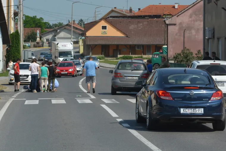 Uznemirujuće fotografije: Mercedesom na pje&scaron;ačkom prijelazu naletio na dječaka