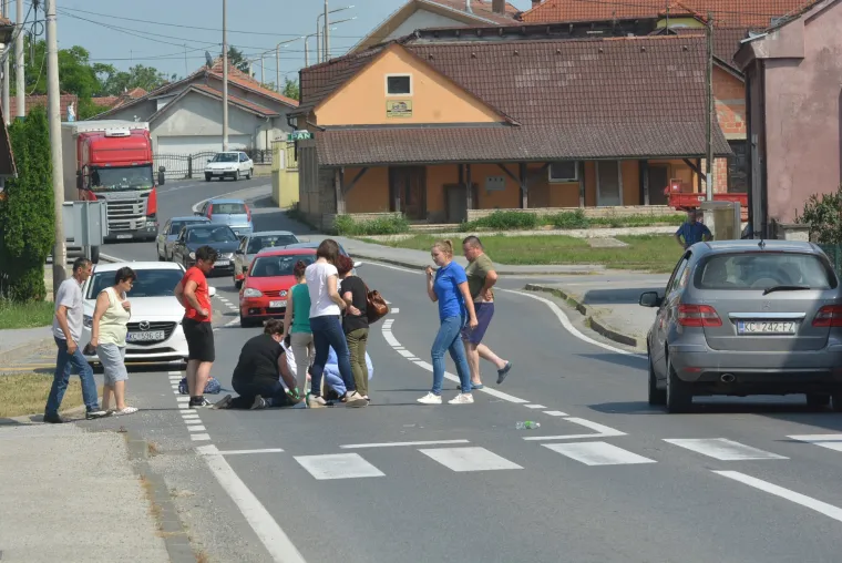 Uznemirujuće fotografije: Mercedesom na pje&scaron;ačkom prijelazu naletio na dječaka